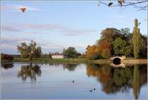 Oranienbaum-Wrlitz. Blick ber den Wrlitzer See zur Wolfsbrcke und dem Palmenhaus. Der Wrlitzer Park gehrt zur UNESCO-Welterbesttte Dessau-Wrlitzer-Gartenreich. 20.10.2019