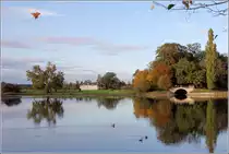 Oranienbaum-W�rlitz. Blick �ber den W�rlitzer See zur Wolfsbr�cke und dem Palmenhaus. Der W�rlitzer Park geh�rt zur UNESCO-Welterbest�tte Dessau-W�rlitzer-Gartenreich. 20.10.2019