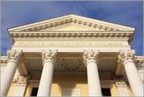 Oranienbaum-Wrlitz. In der Decke des Portikus des Schlosses Wrlitz befindet sich eine Uhr. Schloss und Park gehren zur UNESCO-Welterbesttte Dessau-Wrlitzer-Gartenreich. 20.10.2019