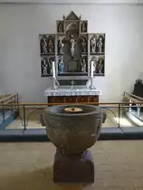 Lasby, romanischer Taufstein mit Lwenfries und Altar in der Ev. Kirche (24.07.2019)