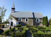 Lyngby, romanische Dorfkirche aus dem 12. Jahrhundert aus Granitquadern (24.07.2019)