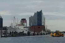 Hamburg am 14.8.2019: Blick auf �berseebr�cke und Elbphilharmonie /