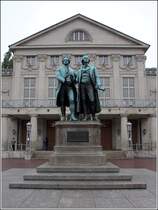 Weimar. Das 1857 eingeweihte Goethe-Schiller-Denkmal steht vor dem  Deutschen Nationaltheater auf dem Theaterplatz. 19.10.2019