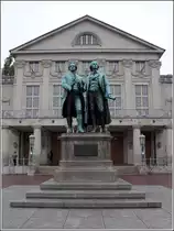 Weimar. Das 1857 eingeweihte Goethe-Schiller-Denkmal steht vor dem  Deutschen Nationaltheater auf dem Theaterplatz. 19.10.2019