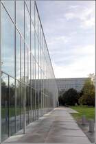 Dessau-Rolau. In der Glasfassade des im September 2019 erffneten Bauhaus-Museums Dessau spiegelt sich die Umgebung. 21.10.2019