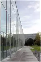 Dessau-Ro�lau. In der Glasfassade des im September 2019 er�ffneten Bauhaus-Museums Dessau spiegelt sich die Umgebung. 21.10.2019