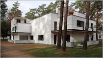 Dessau-Rolau. Eines der drei Meisterhuser in der Ebertallee. Sie wurden als Doppelhuser fr Meister des Bauhauses errichtet. Ein weiteres Haus war das von Gropius bewohnte Direktorenhaus. Sie gehren zum UNESCO-Weltkulturerbe  Das Bauhaus und seine Sttten in Weimar, Dessau und Bernau . 21.10.2019