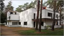 Dessau-Ro�lau. Eines der drei Meisterh�user in der Ebertallee. Sie wurden als Doppelh�user f�r Meister des Bauhauses errichtet. Ein weiteres Haus war das von Gropius bewohnte Direktorenhaus. Sie geh�ren zum UNESCO-Weltkulturerbe  Das Bauhaus und seine St�tten in Weimar, Dessau und Bernau . 21.10.2019