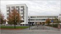 Dessau-Rolau. Das Bauhaus-Gebude wurde 1925-26 nach Entwrfen von Walter Gropius errichtet. Hier ist die Rckseite von der Bauhausstrae aus zu sehen. Links im Bild das von Louis Preller erbaute fnfstckige Atelierhaus, auch Prellerhaus genannt. Die Gebude gehren zum UNESCO-Weltkulturerbe  Das Bauhaus und seine Sttten in Weimar, Dessau und Bernau . 21.10.2019