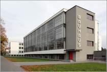 Dessau-Rolau. Das Bauhaus-Gebude wurde 1925-26 nach Entwrfen von Walter Gropius errichtet. Hier ist die Vorderseite von der Gropiusstrae aus zu sehen. Die Gebude gehren zum UNESCO-Weltkulturerbe  Das Bauhaus und seine Sttten in Weimar, Dessau und Bernau . 21.10.2019