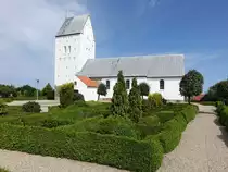Lonborg, romanische Ev. Kirche, erbaut im 12. Jahrhundert (26.07.2019)