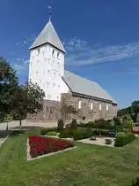 Bryndum, romanische Ev. Kirche, erbaut im 13. Jahrhundert aus Granitquadern, Sakristei und Waffenhaus sp�tmittelalterlich (26.07.2019)