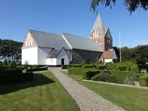 Emmerlev, romanische Ev. Kirche aus Feldstein, erbaut im 13. Jahrhundert, Sakristei und Waffenhaus erbaut um 1500 (27.07.2019)