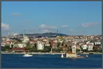 Der Leuchtturm Kız Kulesi liegt auf einer kleinen Insel mitten im Bosporus. Dahinter ist der Istanbuler Stadtteil �sk�dar zu sehen. (09.09.2019)