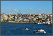 Blick auf den skdar-Platz im gleichnamigen Stadtteil. Links die Yeni-Valide-Moschee aus dem 18. Jahrhundert, rechts die im 16. Jahrhundert erbaute Şemsi-Pascha-Moschee. Im Hintergrund ist der 365 m hohe Fernsehturm Kk amlıca zu sehen, der Ende 2019 fertiggestellt werden soll. (Istanbul, 09.09.2019)