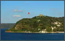 Zur Bewachung der n�rdlichen Bosporus-Einfahrt wurde im 13. Jahrhundert die Burg Yorus am Ostufer bei Anadolu Kavağı errichtet. Heute ist der Ort bei Istanbul mit der Burgruine ein beliebtes Ausflugsziel. (09.09.2019)