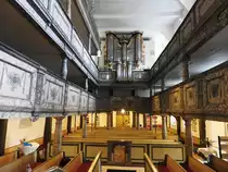 DILLENBURG/HESSEN-EV. SCHLOSSKIRCHE
Am 21.5.2018 f�llt in der ab 1490 errichteten und 1530 durch die Reformation zur evangelischen Kirche
gewordenen sp�tgotischen Saalkirche der Blick vom Altarraum auf die Doppelempore mit der
OBERLINGER-ORGEL hinter dem historischen Geh�use.....
