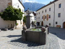 Vls am Schlern, Brunnen und Pfarrwidum am Kirchplatz (14.09.2019)