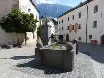 V�ls am Schlern, Brunnen und Pfarrwidum am Kirchplatz (14.09.2019)