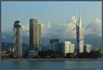 Blick vom Schwarzen Meer auf die Skyline Batumis: Links der 2011 fertiggestellte Alphabet-Turm, rechts das Geb�ude der technischen Universit�t Batumi - mit integrierten Riesenrad! (11.09.2019)