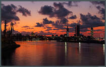 Abenddmmerung in Georgiens Glcksspiel-Metropole Batumi. Die Sonne geht unter und die Lichter der unzhligen Kasinos und Hotels beleuchten die Stadt am Schwarzen Meer. Recht der Alphabet-Turm, Wahrzeichen Batumis. (11.09.2019)