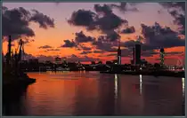 Abendd�mmerung in Georgiens Gl�cksspiel-Metropole Batumi. Die Sonne geht unter und die Lichter der unz�hligen Kasinos und Hotels beleuchten die Stadt am Schwarzen Meer. Recht der Alphabet-Turm, Wahrzeichen Batumis. (11.09.2019)