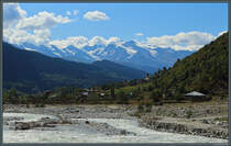 Vor der Kulisse des Swanetischen Gebirges erheben sich die zahlreichen Swanentrme des Dorfes Lagami bei Mestia. Die zum Teil tausend Jahre alten Trme dienten als Rckzugsort, Vorratslager und Statussymbol. Im Vordergrund fliet der Mestiatschala durch das Tal, das zunehmend touristisch erschlossen wird. (13.09.2019)