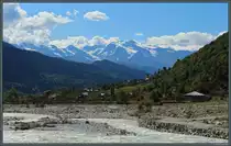 Vor der Kulisse des Swanetischen Gebirges erheben sich die zahlreichen Swanent�rme des Dorfes Lagami bei Mestia. Die zum Teil tausend Jahre alten T�rme dienten als R�ckzugsort, Vorratslager und Statussymbol. Im Vordergrund flie�t der Mestiatschala durch das Tal, das zunehmend touristisch erschlossen wird. (13.09.2019)