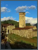 Ein alter Swanenturm in Mestias Ortsteil Lanchvali mit freudig herbeist�rmenden Dorfhund. (Mestia, 13.09.2019)