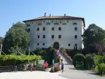 Prissian, Schloss Katzenzungen, erbaut im 12. Jahrhundert, �ber dem Rundbogentor ein Wappen der Breisach von 1548 (15.09.2019)