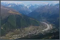 Letzter Blick aus dem Flugzeug auf Mestia und den Gro�en Kaukasus. Rechts des Flusses ist der kleine Flughafen des Ortes zu sehen. (16.09.2019)