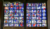 Hinterzarten, die Apostelfenster in der evangelischen Kirche, die insgesamt vier gro�en Fenster mit 112 Einzelfeldern stammen vom K�nstler Helmut Uhrig, Sept.2019