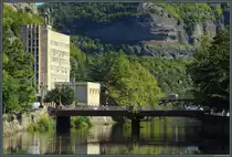 Direkt am Flussufer des Kvirila liegt das Rathaus der Bergbaustadt Tschiatura. Im Hintergrund ist eine der zahlreichen alten Seilbahnen zu sehen. (18.09.2019)