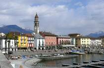 Ascona - Uferpromenade mit Campanile der Kirche Santi Pietro e Paolo am 05.04.2008