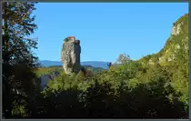 Die 40 m hohe Katskhi-S�ule bei Tschiatura beherbergt ein kleines Kloster auf seiner Spitze. (18.09.2019)