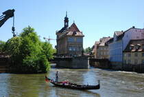Bamberg, Altes Rathaus mit Unterer Brcke ber die Reginitz und Touristen-Gondel aus Blickrichtung von der Schiffsanlegestelle  Am Kranen  - 06.05.2018