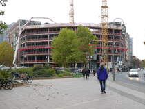 Ex Volksbank Gebude in der Berliner City West neben dem Zoo-Aquarium an der Ecke Budapester Str. / Kurfrstenstrae. Es entsteht, nach nur 32 Jahren der Nutzung, ein neues Brogebude mit 15 Etagen. Grund fr den Abriss des  alten  Gebudes, war eine zur neuen Nutzung nicht passende Raumaufteilung. In die unteren zwei Etagen zieht Einzelhandel ein. Foto:01.11.2018