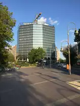 Auf dem Grundst�ck des ex Volksbank Geb�udes in der Berliner City West, neben dem Zoo-Aquarium, an der Ecke Budapester Str. / Kurf�rstenstra�e, entstand, nach nur 32 Jahren der Nutzung, ein neues B�rogeb�ude mit 15 Etagen. Grund f�r den Abriss des  alten  Geb�udes, war eine zur neuen Nutzung nicht passende Raumaufteilung. In die unteren zwei Etagen zieht Einzelhandel ein. Auch ein Cafe ist vorgesehen. Foto:19.09.2019