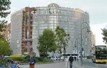 Ex Volksbank Geb�ude in der Berliner City West neben dem Zoo-Aquarium an der Ecke Budapester Str. / Kurf�rstenstra�e. Es entsteht, nach nur 32 Jahren der Nutzung, ein neues B�rogeb�ude. In die unteren zwei Etagen zieht Einzelhandel ein. Foto:17.09.2017