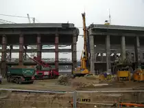 Umfassender Umbau des Berliner Olympiastadion in den Jahren 2000 bis 2004. Das Foto verdeutlicht die gro�e Ingenieurleistung beim Umbau. Es zeigt die v�llige Durchtrennung des Stadion-Ovals und die erheblichen Sicherungsma�nahmen am verbliebenen Bauwerk-K�rper. Foto:16.10.2002