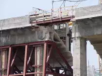 Umbau des Berliner Olympiastadion, 2000 bis 2004. Das Oval des Stadions ist v�llig durchtrennt worden. Interessanter Einblick in ein Detail des alten Bauk�rpers. Foto: 07.06.2003