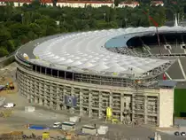 Umbau des Berliner Olympiastadion, 2000 bis 2004. Teile des Daches sind montiert und abgedeckt. Das Dach ragt 68m in das Stadion hinein. Das Material ist eine Teflon beschichtete Membran woran sich zur Stadionmitte hin ein Glasrand von 10000 Quadratmeter Fl�che anschlie�t. Foto: 17.09.2003
