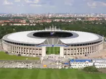Umbau des Berliner Olympiastadion, 2000 bis 2004. Drei Tage vor der Er�ffnungsfeier am 31.07.2004 wurde das Foto vom Glockenturm am Maifeld aus gemacht. Am Umfeld des Stadions wurde dann noch bis zum Herbst gearbeitet. Foto: 28.07.2004