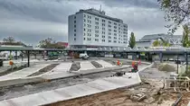 Zentraler Omnibusbahnhof Berlin (ZOB). Betonarbeiten an den noch fehlenden Bahnsteigen des 2. Bauabschnitt. Im Hintergrund der Flachbau des Abfertigungsgeb�ude. Die Sanierung erfolgt im Anschluss  an die Arbeiten des Vorfeldgel�ndes. Foto (bearbeitet): 12.11.2019