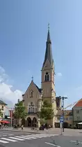 Die im neugotischen Stil erbaute Kloster- und Pfarrkirche St. Nikolai mit angeschlossenem Franziskanerkloster. (Villach, August 2019)