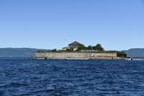 Trondheim (Fylke Trndelag), 30.05.2018, Blick auf Munkholmen; sowohl fr die Trondheimer wie auch fr Touristen ist Munkholmen ein beliebtes Ausflugsziel mit schnen Wiesen zum Sonnenbaden und Picknicken sowie ein Restaurant im Festungsinneren