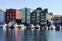 Trondheim (Fylke Tr�ndelag), 30.05.2018, Blick auf ehemalige Speicher an der Nidelva
