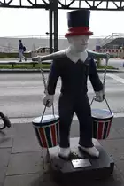 HAMBURG, 29.06.2018, Wassertr�gerfigur  Hummel Hummel  in der Stra�e Baumwall unter dem U-Bahn-Viadukt