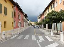 Sacile, bunte Huser in der Via Camillo Benso Conte di Cavour (18.09.2019)