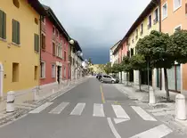 Sacile, bunte H�user in der Via Camillo Benso Conte di Cavour (18.09.2019)